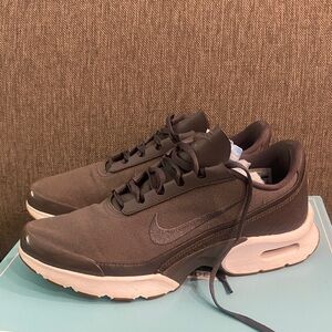 Nike Air Max Jewell Metallic Cool Grey Athletic Shoes